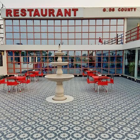 Gods County. Resort & Banquets Тарапит Екстериор снимка