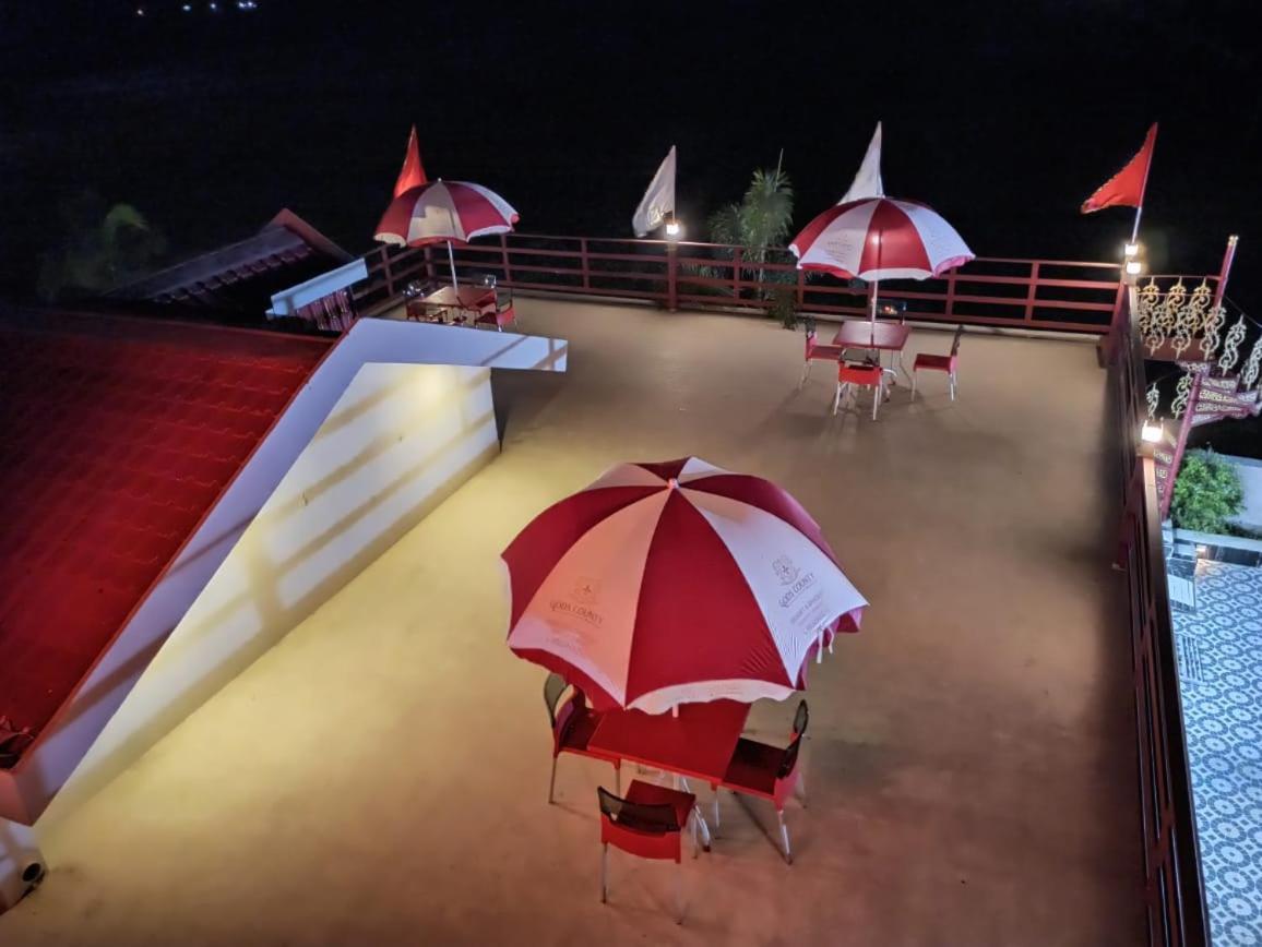 Gods County. Resort & Banquets Тарапит Екстериор снимка