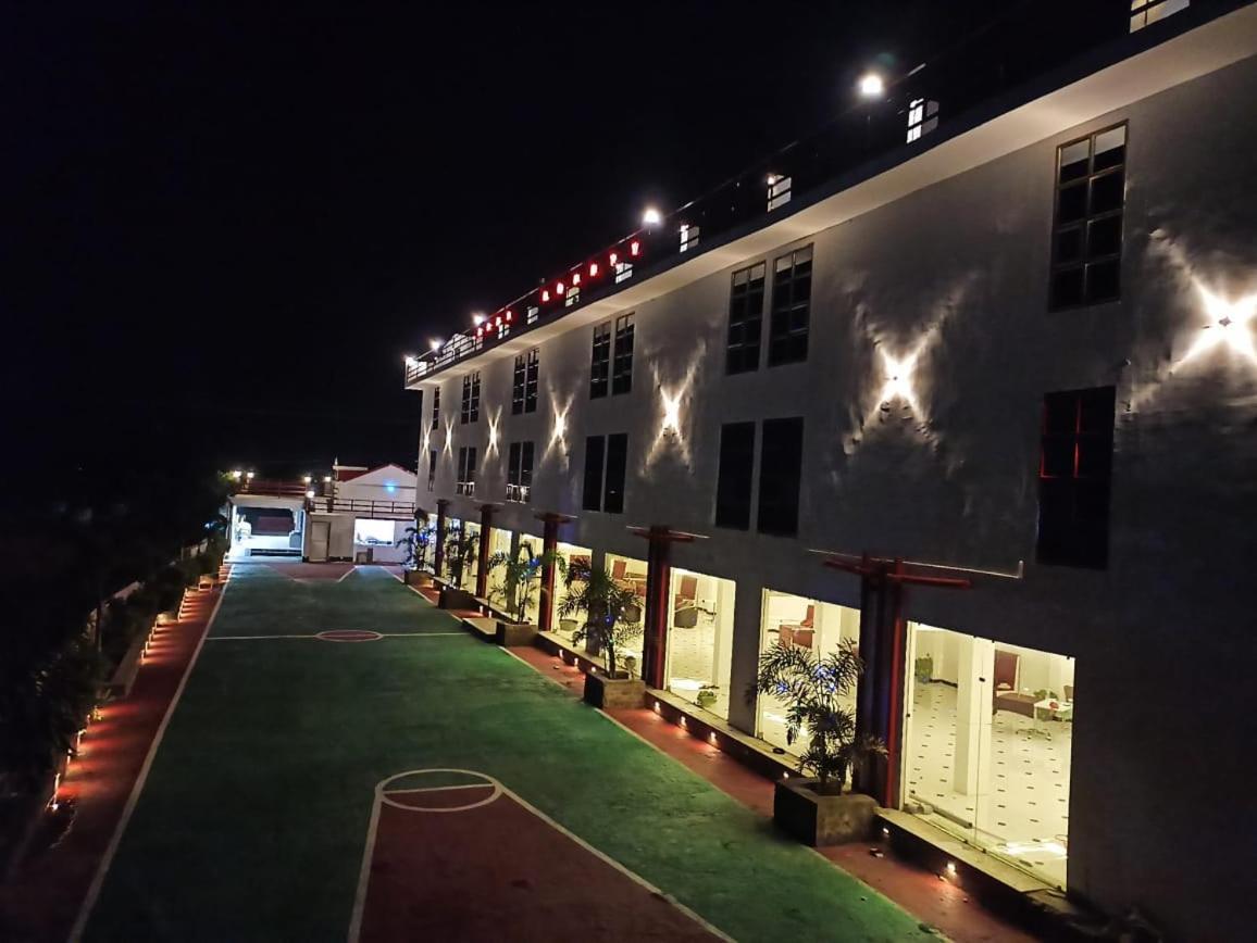 Gods County. Resort & Banquets Тарапит Екстериор снимка
