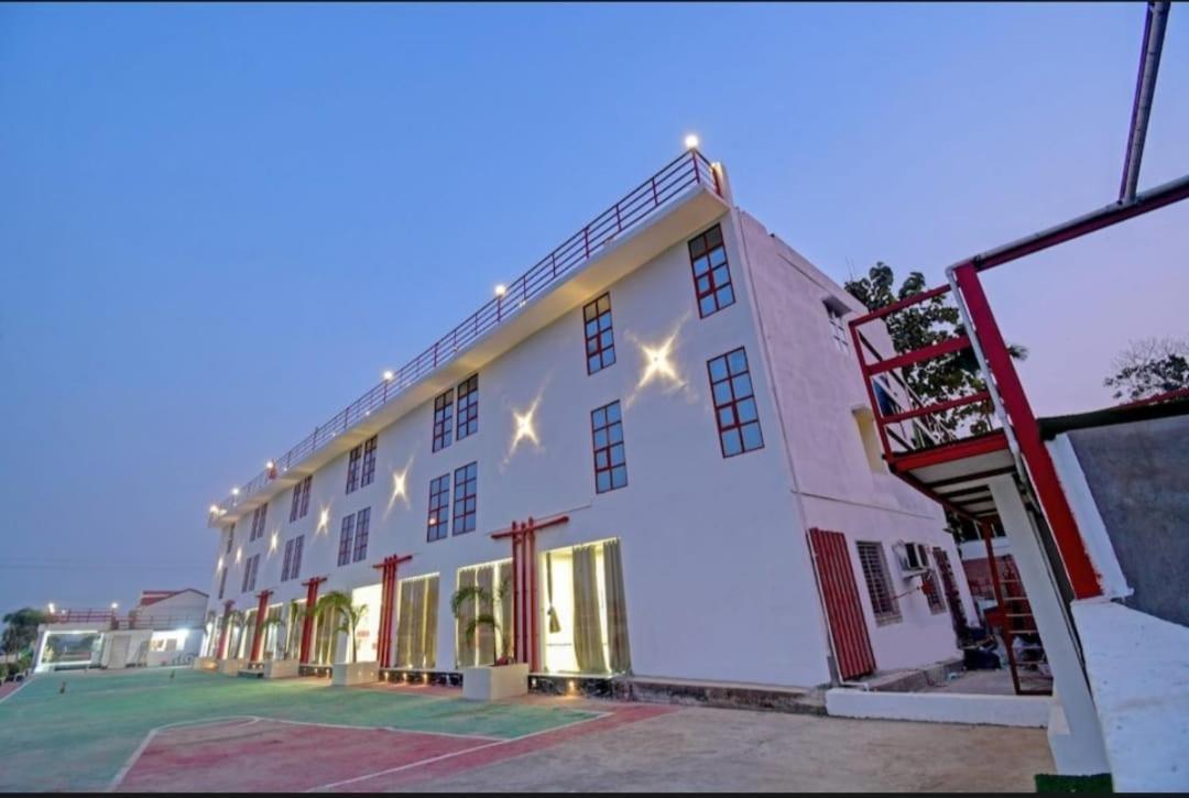 Gods County. Resort & Banquets Тарапит Екстериор снимка