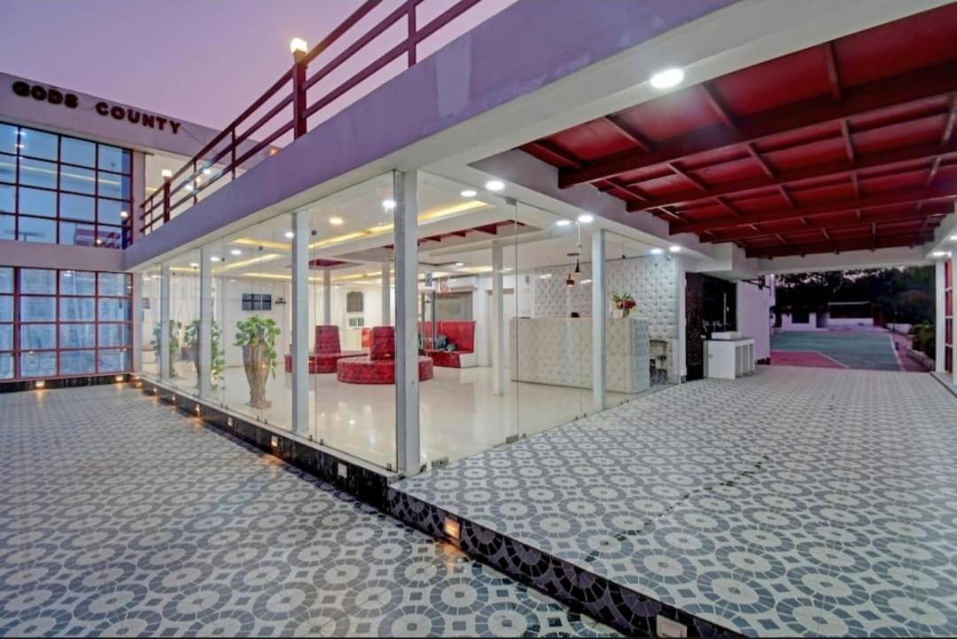 Gods County. Resort & Banquets Тарапит Екстериор снимка